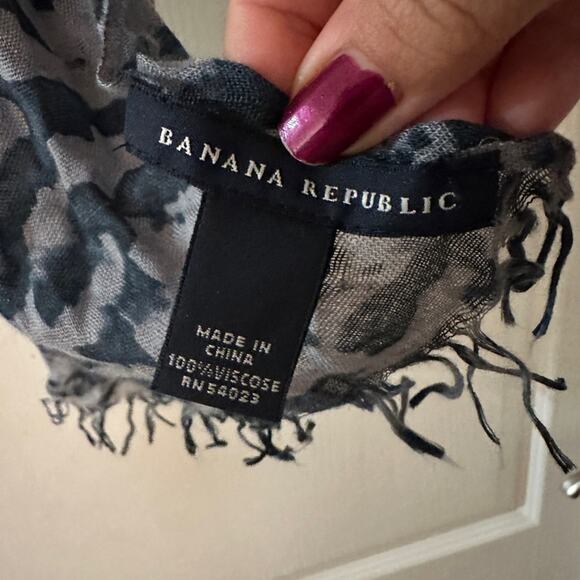 🍷Banana Republic navy and grey abstract print scarf - Picture 3 of 5